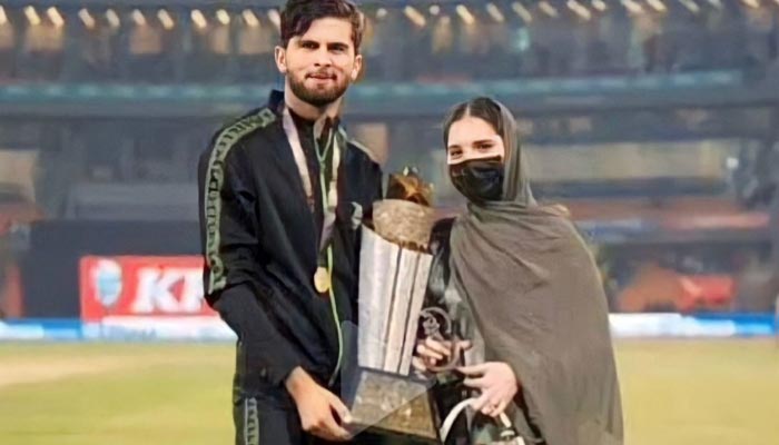 Lahore Qalandars Skipper Shaheen Shah Afridi and his wife, Ansha Afridi, pose with the Pakistan Super League season eight trophy at Gaddafi Stadium on March 18, 2023. — Twitter/@muzamilasif4