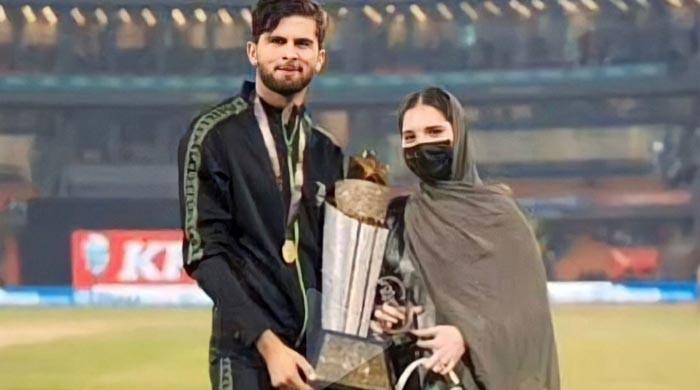 Shaheen Afridi, wife Ansha's PSL trophy photo takes internet by a storm