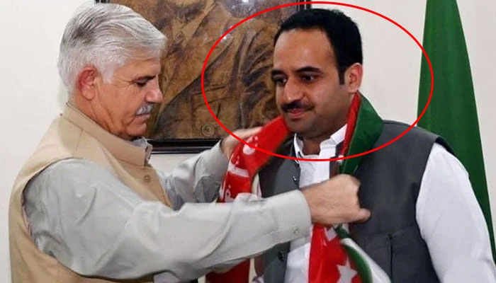 Former Khyber Pakhtunkhwa chief minister Mahmood Khan presents PTI flag to Atif Jadoon Khan in this file Photo: — Social media