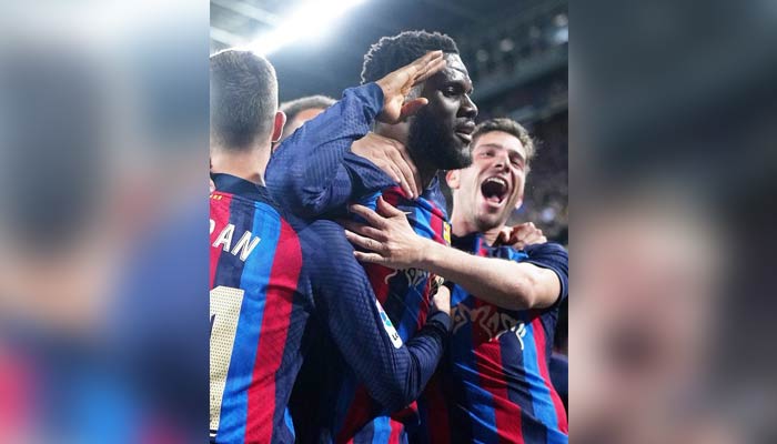 team members hug Franck Kessie (centre) and celebrate during a match. — Twitter/FabrizioRomano