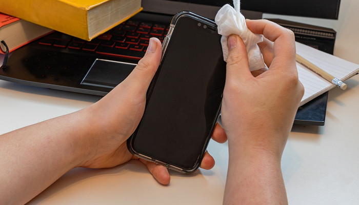 'Harmful germs are lurking on your mobile phones'