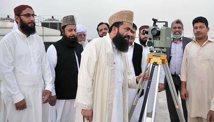 Ruet-e-Halal Committee Chairman Maulana Abdul Khabir Azad sighting moon of the Islamic month of Zilqad on June 10, 2021. — APP