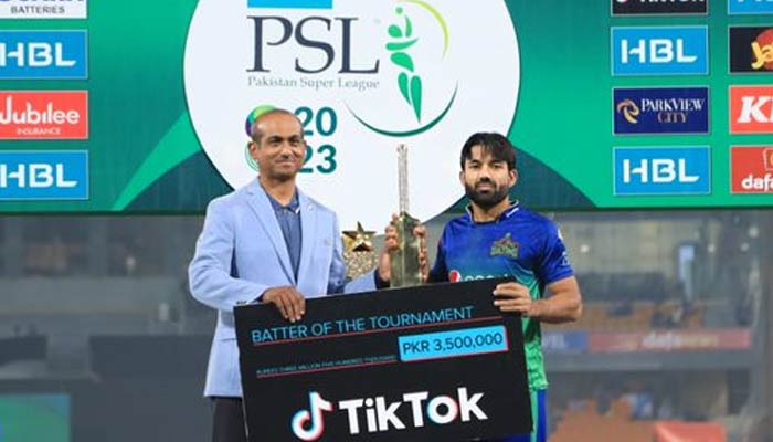 Multan Sultans skipper Mohammad Rizwan receives the Batter of the Tournament award. — PSL