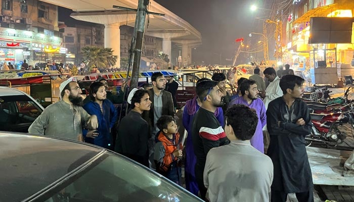 21 مارچ 2023 کو لاہور، پاکستان میں زلزلے کے جھٹکے محسوس کیے جانے کے بعد لوگ ریستوران سے باہر نکل رہے ہیں۔ - رائٹرز