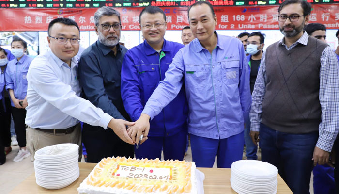 TCB-1 Power Generation Company (PVT) Limited CEO Meng Donghai, Sino Sindh Resources Private Limited Li Jigen, Yao Fujun, Mirza Asad and Mubasher cut a cake to mark the commercial operation date of TCB-1, Integrated Power Project.