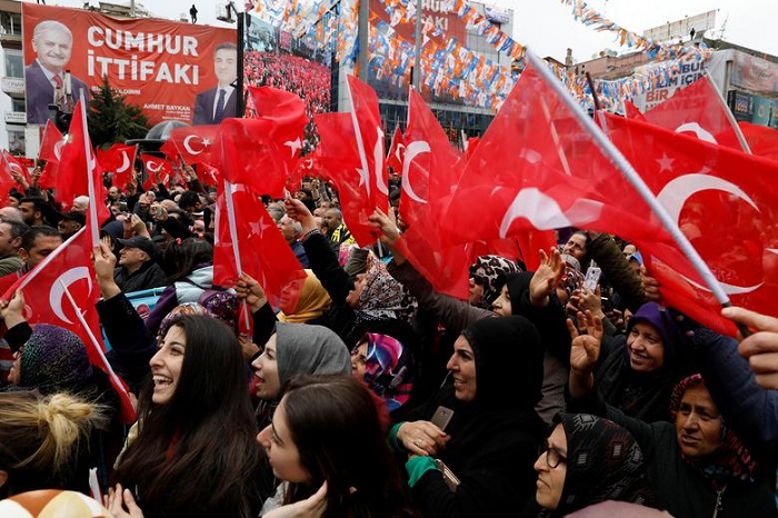 Supporters of Turkish President Tayyip Erdogan shout slogans and wave flags during a rally for the upcoming local elections in Istanbul, Turkey, March 29, 2019. — Reuters/File