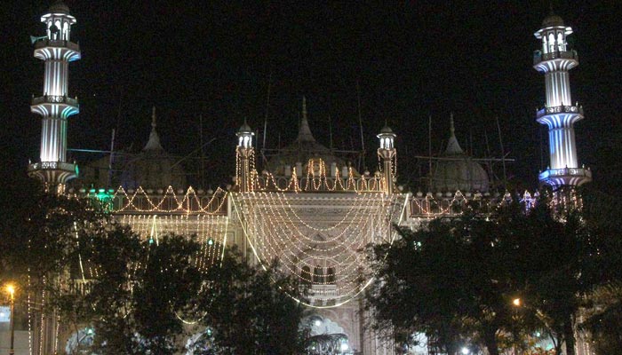 An illuminated view of the Aram Bagh Mosque in Karachi on October 6, 2022. — APP