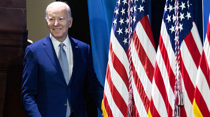 Biden picks his 2024 path — right down the middle