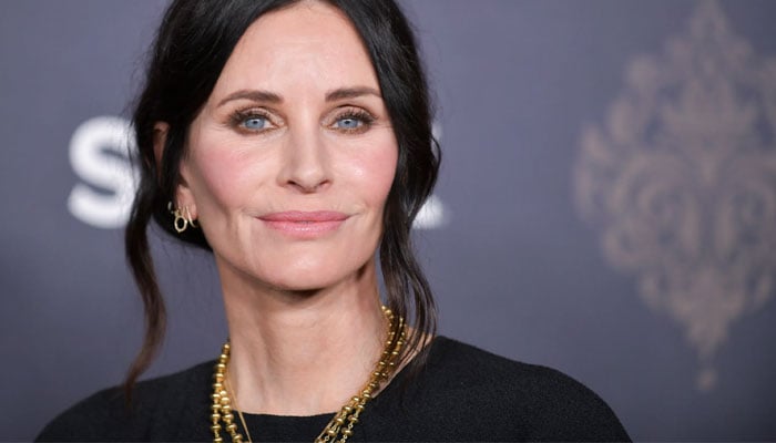 Courteney Cox transforms into Monica Geller at the Hollywood Walk of Fame