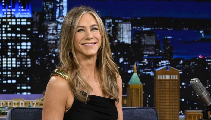 Jennifer Aniston points at supportive husband while promoting ‘Murder Mystery 2’