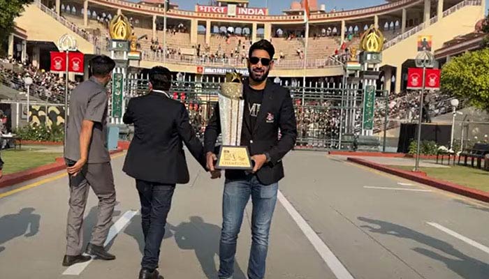 Screengrab of Haris Rauf as he poses with the PSL trophy at the Wagah border on March 23, 2023. — Twitter/@lahoreqalandars