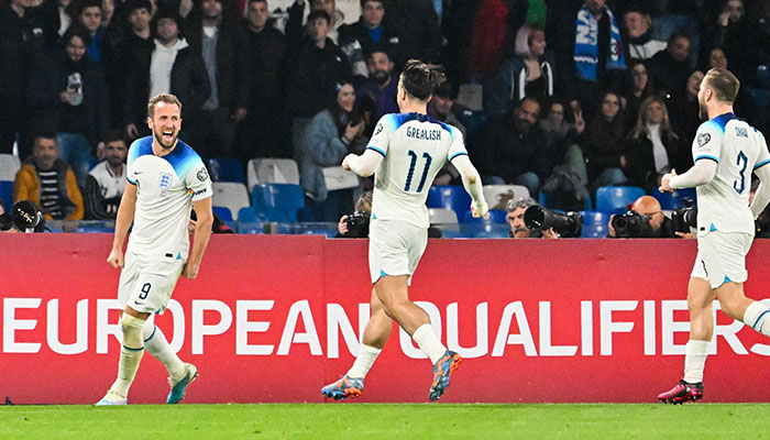 England´s forward Harry Kane (L) celebrates after scoring a penalty and his side´s second goal during the UEFA Euro 2024 Group C qualification match between Italy and England, on March 23, 2023 at the Diego-Maradona stadium in Naples. AFP