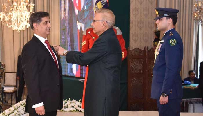 Dr.  Rizwan Uppal receives the Tamgha-e-Imtiaz for health services at the President House in Islamabad on March 23, 2023. — APP