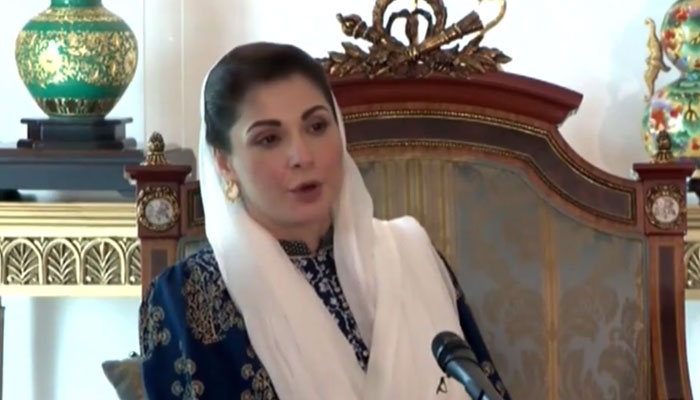 پاکستان مسلم لیگ (پی ایم ایل-این) کی سینئر نائب صدر مریم نواز 26 مارچ 2023 کو اپنی پارٹی کے وکلاء ونگ کے ایک وفد سے بات کر رہی ہیں، یہ اب بھی ایک ویڈیو سے لی گئی ہے۔  — Twitter/ @pmln_org