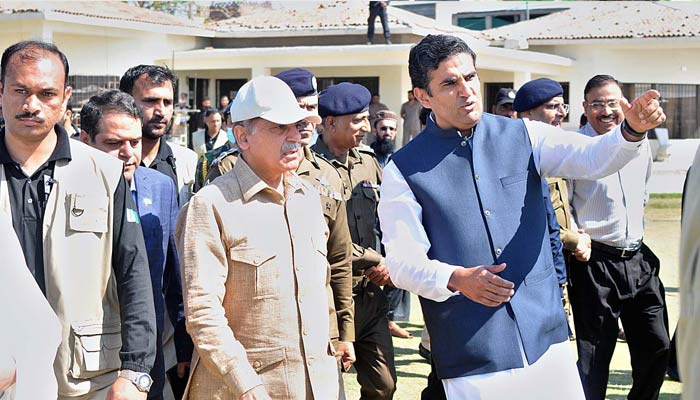 Prime Minister Shehbaz Sharif visits the free flour distribution centre at Sports Ground as part of Prime Ministers Ramazan Relief Package for deserving families in Multan on March 26, 2023. — APP