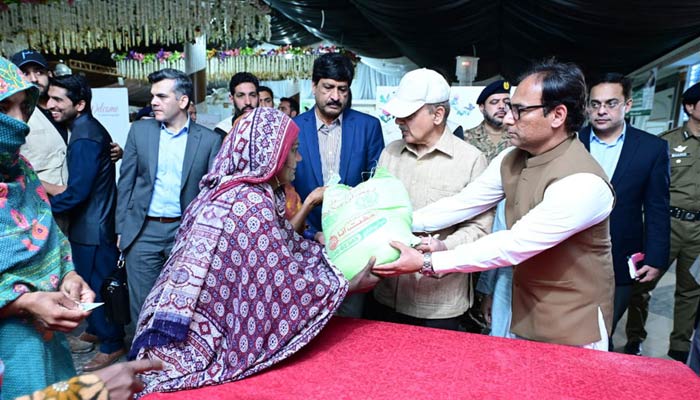 Prime Minister Shehbaz Sharif visits Free Flour Distribution Points established as part of Prime Ministers Ramzan Relief Package for deserving families in Sargodha on March 26, 2023. — APP