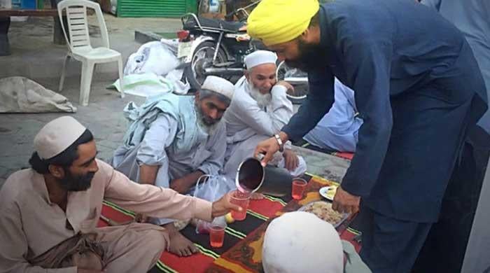 Sikhs in Peshawar serve iftar to fasting Muslims in Ramadan