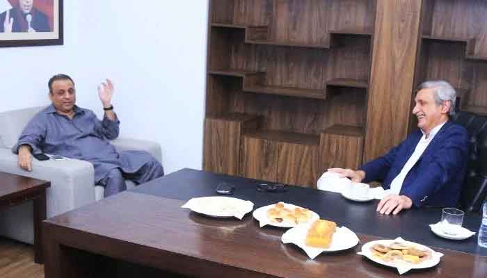 Former PTI leader Aleem Khan (left) gestures, while Jahangir Khan Tareen laughs during an informal meeting. — Twitter/File
