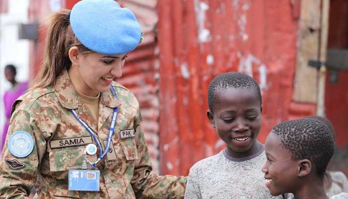 A Pakistani peacekeeper talks to children in South Sudan. — MONUSCO