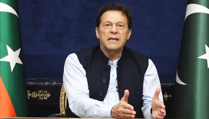 پی ٹی آئی کے چیئرمین عمران خان 23 مارچ کو اپنی پارٹی کے کارکنوں سے خطاب کر رہے ہیں، یہ اب بھی ایک ویڈیو سے لیا گیا ہے۔  - یوٹیوب/ پی ٹی آئی