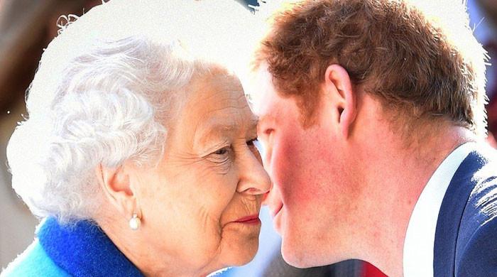 Le prince Harry a “chuchoté” CELA à la reine Elizabeth II après son décès