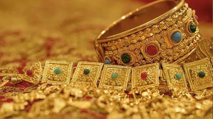 Gold climbs above Rs205,000 per tola as rupee closes flat