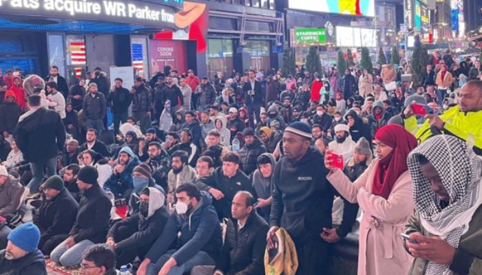 Muslims break fast, hold Taraweeh prayer at New York’s Times. — IQNA