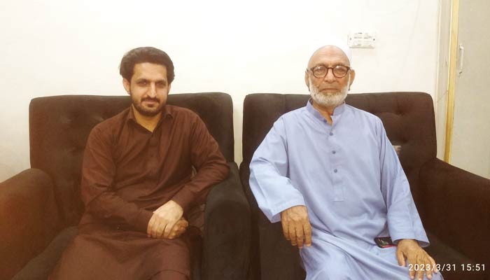 Azhar Mashwani with his family member on March 31, 2023. — Twitter/@alinashigri