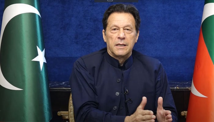 پاکستان تحریک انصاف کے چیئرمین عمران خان 1 اپریل 2023 کو ویڈیو لنک سے خطاب کر رہے ہیں۔ یو ٹیوب ویڈیو کا اسکرین گریب۔