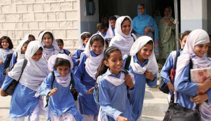 پاکستان کے ایک سرکاری سکول سے سکول کے بچے نکلتے نظر آ رہے ہیں۔  — اے ایف پی/فائل
