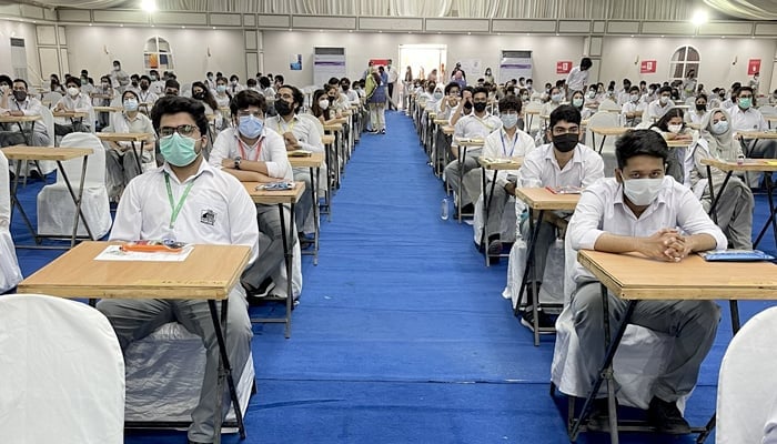 طلباء کو 26 اپریل 2021 کو کراچی کے ایک امتحانی ہال میں دیکھا جا سکتا ہے، کیونکہ پاکستان میں کیمبرج کے امتحانات جاری ہیں۔  — ٹویٹر/ ڈپٹی کمشنر جنوبی کراچی