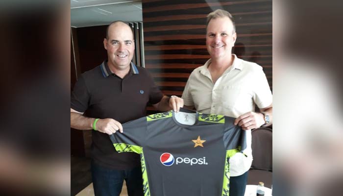 Mickey Arthur presenting the Pakistan team training kit to Grant Bradburn in Dubai on September 12, 2018. — Twitter/TheRealPCB