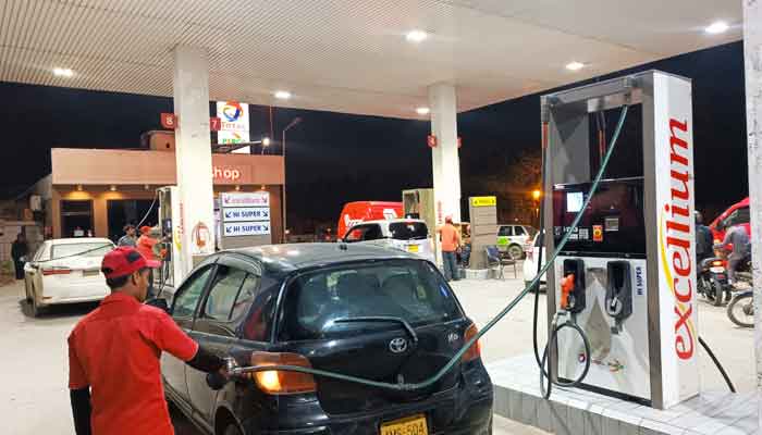 Fuel station worker filling petrol in a four-wheeler vehicle at a fuel station in Karachi March 31, 2023. — Geo.tv