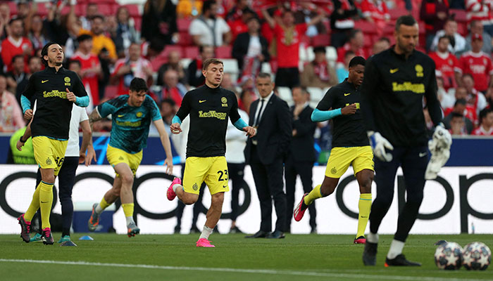 Inter Milan´s Bosnian forward Edin Dzeko (L) and teammates warm up prior to the UEFA Champions League quarter final first leg football match between SL Benfica and Inter Milan at the Luz stadium in Lisbon on April 11, 2023. AFP