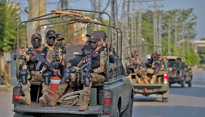 پاکستانی فوج کے کمانڈوز 13 ستمبر 2021 کو راولپنڈی، پاکستان میں اپنی گاڑیوں میں روانہ ہو رہے ہیں۔ — اے ایف پی/فائل