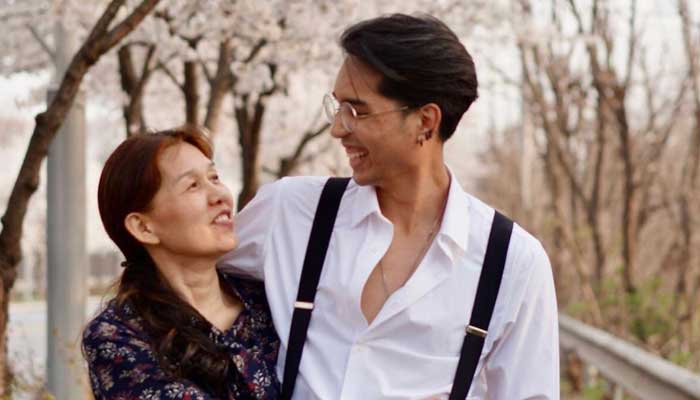 Korean-Pakistani creator Sungkun Siddiqui (right) with his mother. — Instagram/desi_korean