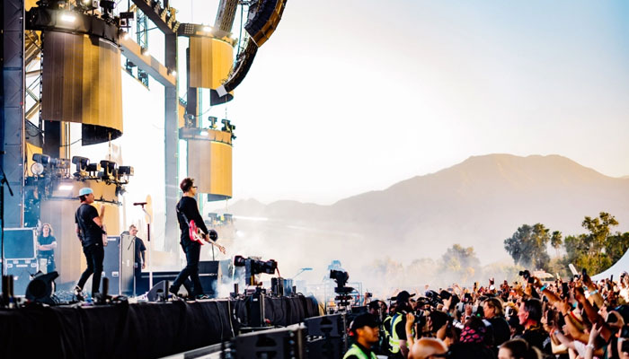 Blink-182 bersatu kembali untuk menghadirkan performa Coachella yang menggetarkan