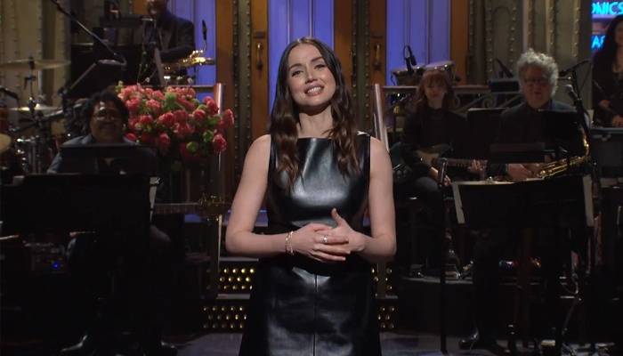 Ana de Armas gives a shout-out to Robert De Niro during ‘SNL’ monologue