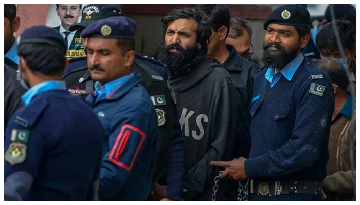 نورمقدم کے قتل کا مجرم پاکستانی نژاد امریکی ظاہر جعفر (سی) 24 فروری 2022 کو اسلام آباد میں مقدمے کے فیصلے سے قبل عدالت میں پہنچا۔ — اے ایف پی