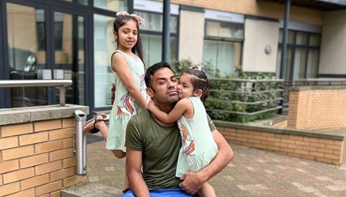 Wahab Riaz with his daughters. — Instagram/@wahabviki