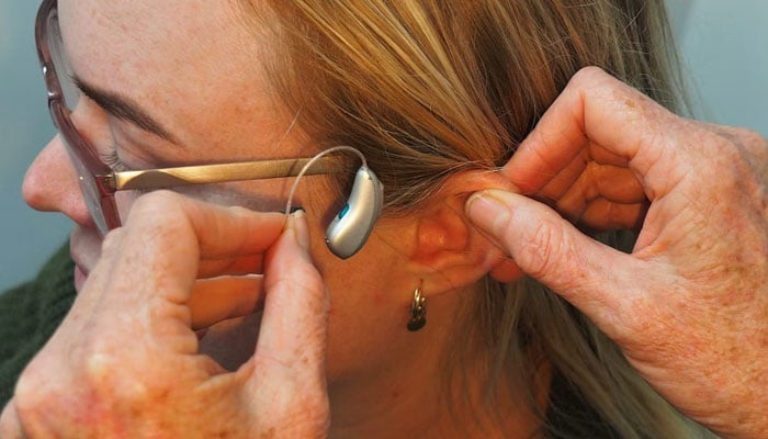 Penggunaan alat bantu dengar dapat mengurangi risiko demensia, belajar