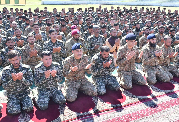 چیف آف آرمی سٹاف جنرل عاصم منیر 22 اپریل 2023 کو باجوڑ میں پاک افغان سرحد پر تعینات فوجیوں کے ساتھ نماز ادا کر رہے ہیں۔ - آئی ایس پی آر