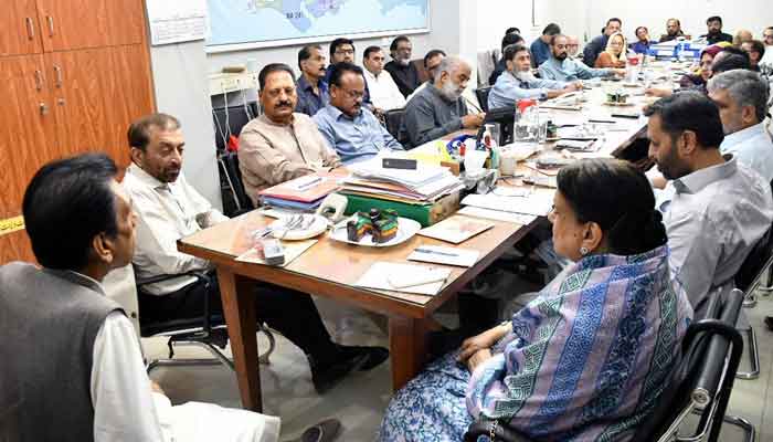 MQM-P Convener Khalid Maqbool Siddiqui chairs a session of the Rabita Committee. — Twitter/@MQMPKOfficial