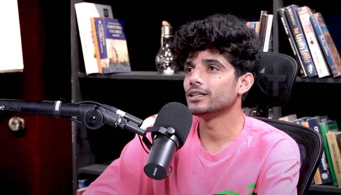 Singer Kaifi Khalil speaking during a podcast. — YouTube screengrab/@Junaid Akram