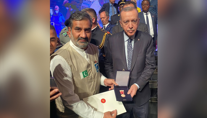 صدر رجب طیب ایردوان جمہوریہ ترکی - الخدمت فاؤنڈیشن کی جانب سے اعلیٰ قربانی کا باوقار ایوارڈ پیش کر رہے ہیں