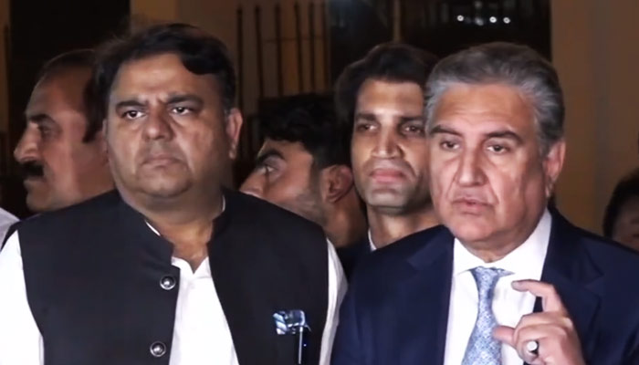 پی ٹی آئی کے وائس چیئرمین شاہ محمود قریشی (دائیں) 27 اپریل 2023 کو اسلام آباد میں میڈیا سے گفتگو کر رہے ہیں، یہ اب بھی ایک ویڈیو سے لیا گیا ہے۔  — ٹویٹر/@PTIOfficial