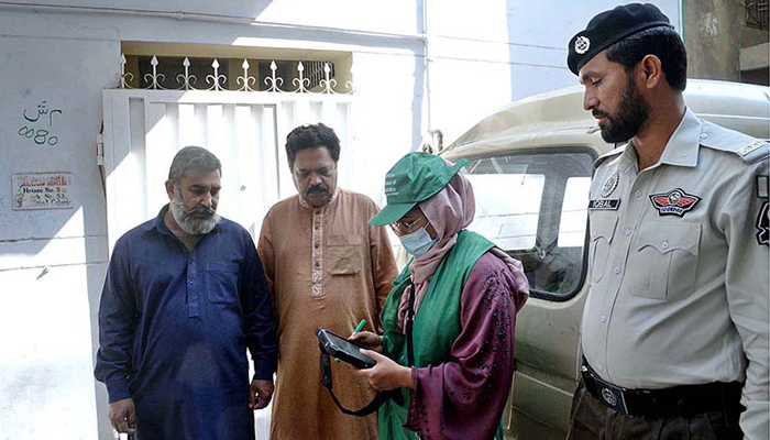 Officials collect data for the ongoing seventh population census in Sodiwal, Lahore on March 7, 2023. — APP/File