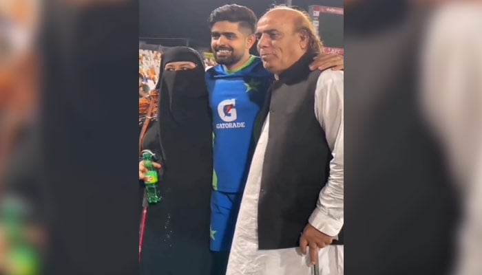 Video viral Babar Azam dengan orang tua Shadab Khan memicu reaksi emosional