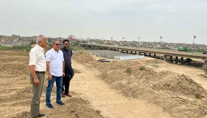 Director General Sindh Environmental Protection Agency Naeem Mughal visits Malir Expressway on April 19, 2023. — Twitter/@SindhEco