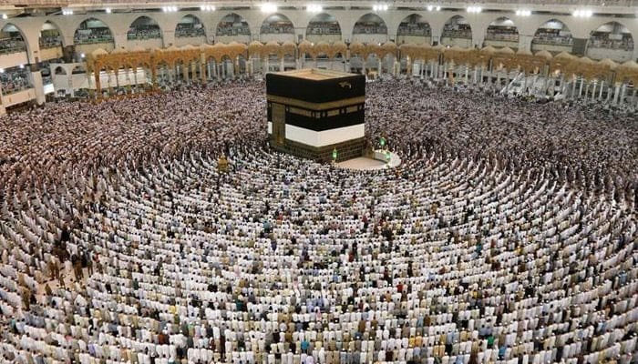 مکہ مکرمہ، سعودی عرب میں سالانہ حج کے دوران مسلمان گرینڈ مسجد میں نماز ادا کر رہے ہیں۔  - رائٹرز